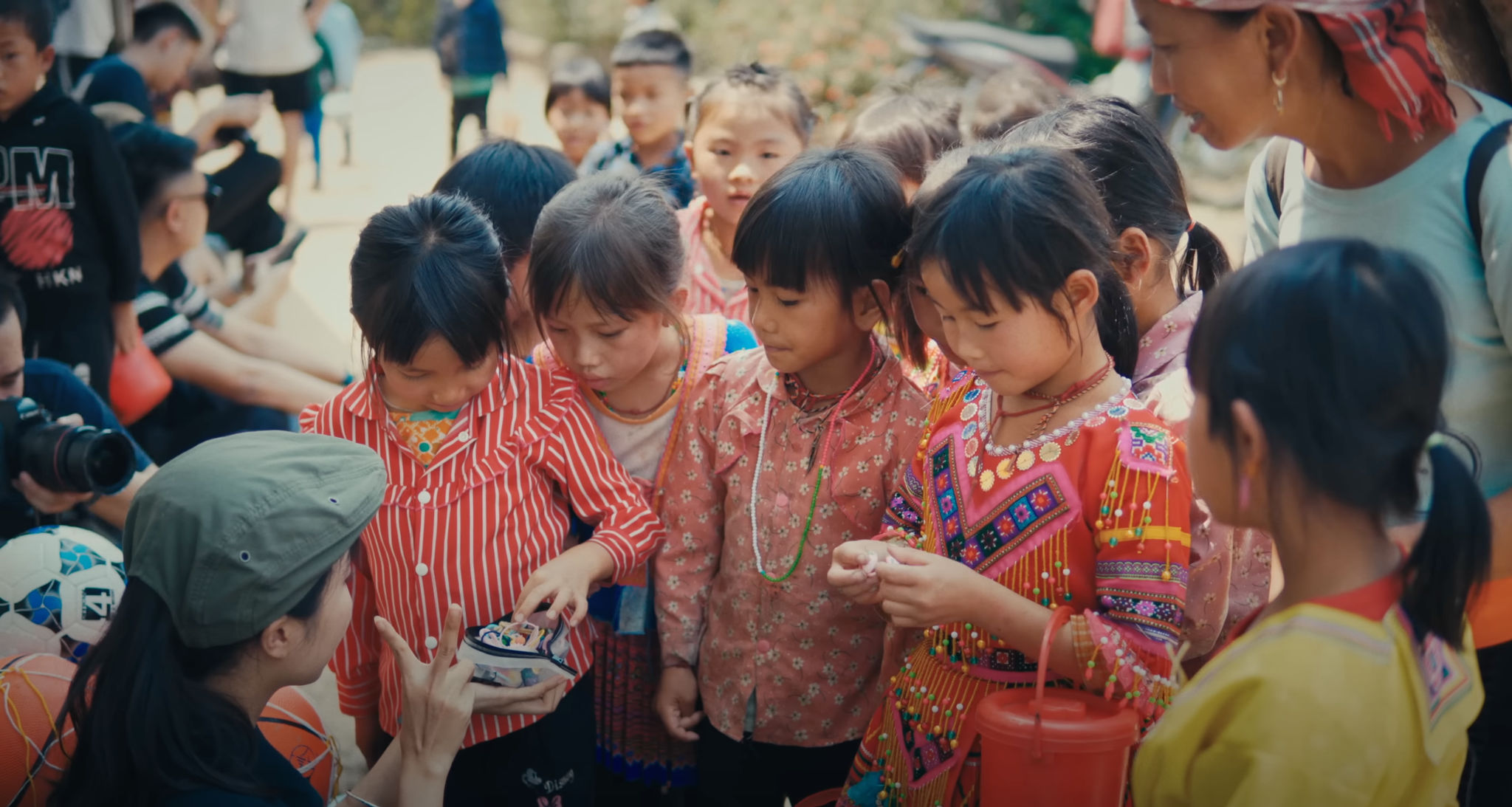 Ảnh chụp từ clip "Đen - Nấu ăn cho em ft. PiaLinh". Cre: Đen Vâu Official